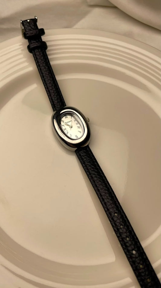 Women’s Vintage Oval Leather Strap Watch – Roman Numeral Classic Wristwatch. Black Magic color